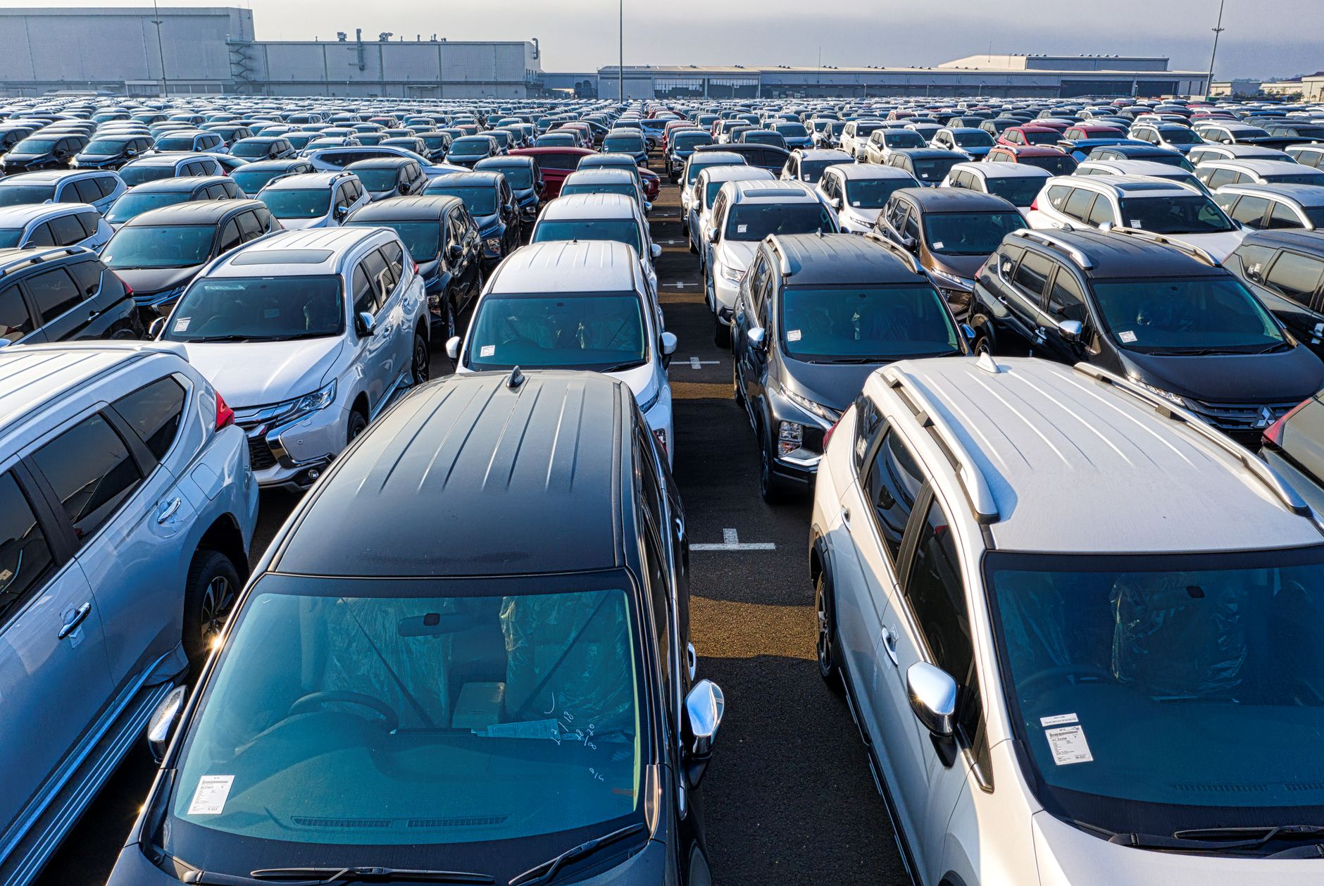 Parken Flughafen Weeze: 4 Euro Zufahrt, vier Parkplätze und ein teurerer Onlinepreis